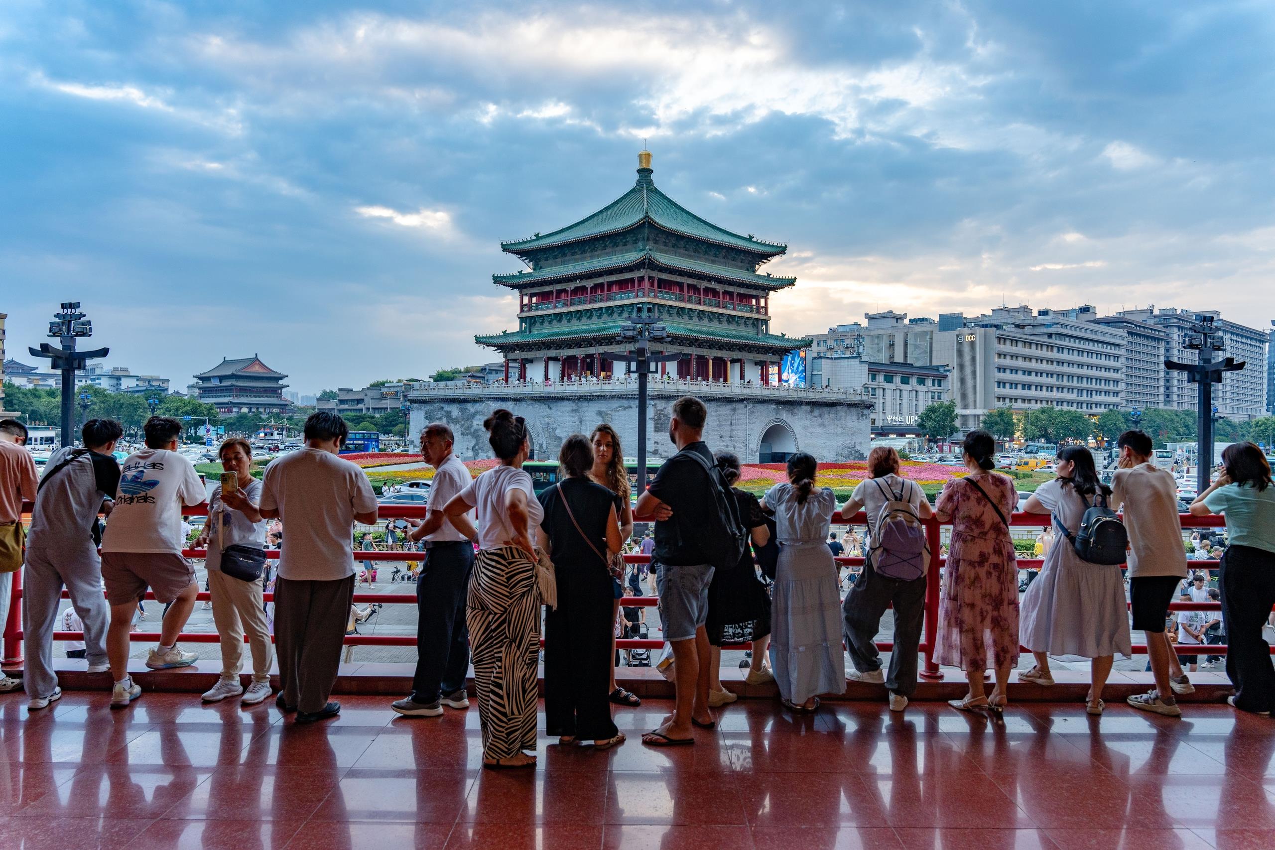△游客在陕西西安市碑林区钟楼景区拍照打卡。