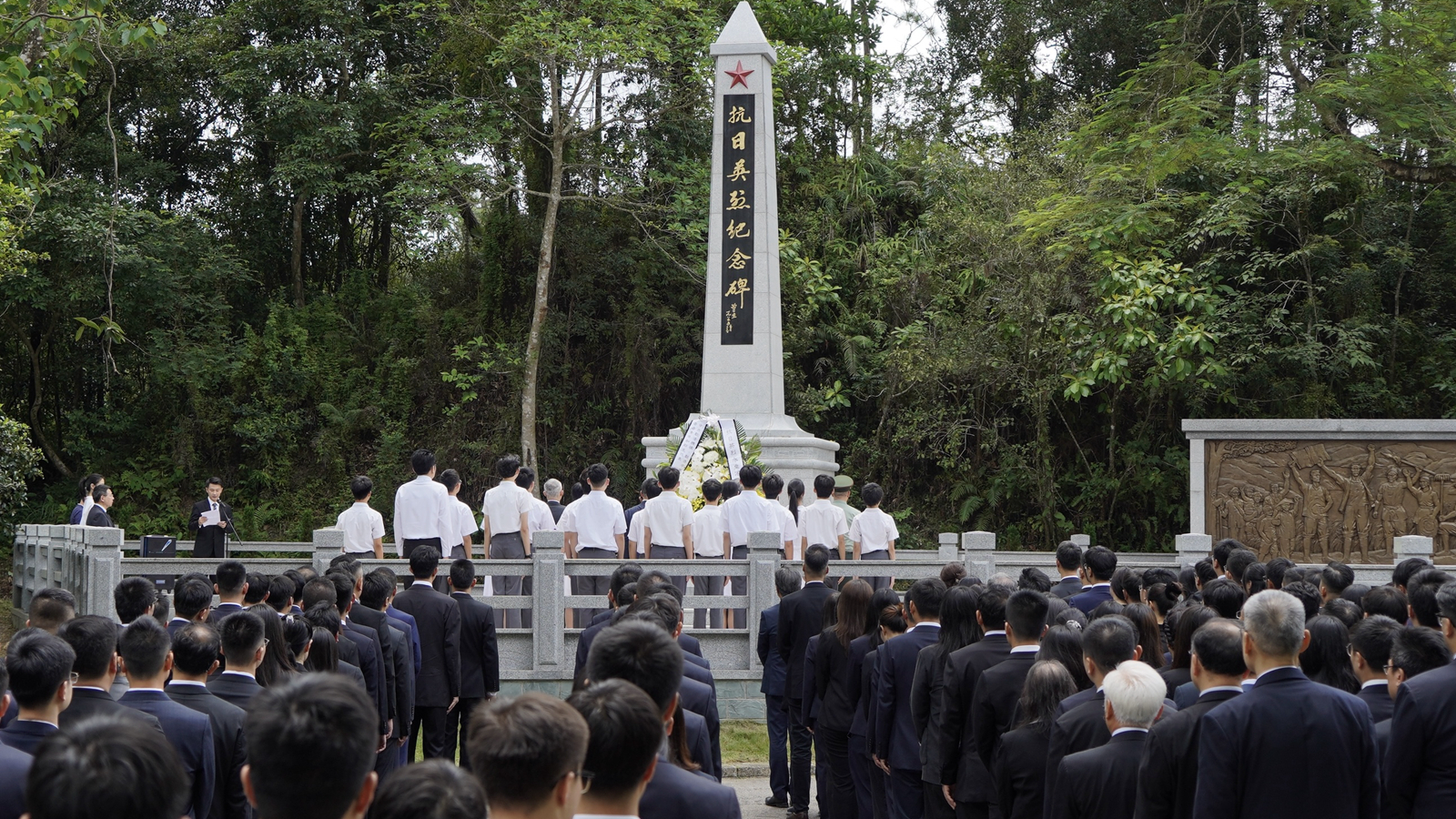 中央驻港机构和驻港中资企业代表瞻仰祭扫香港抗日英烈纪念碑