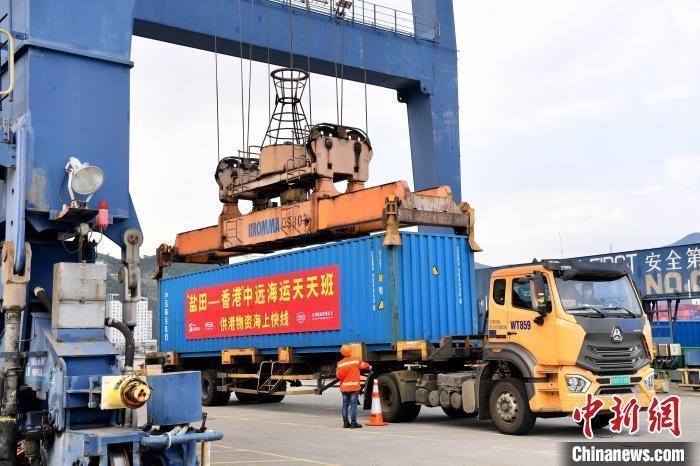 “盐田-香港”中远海运天天班启动满载748吨重点防疫及民生物资发往香港