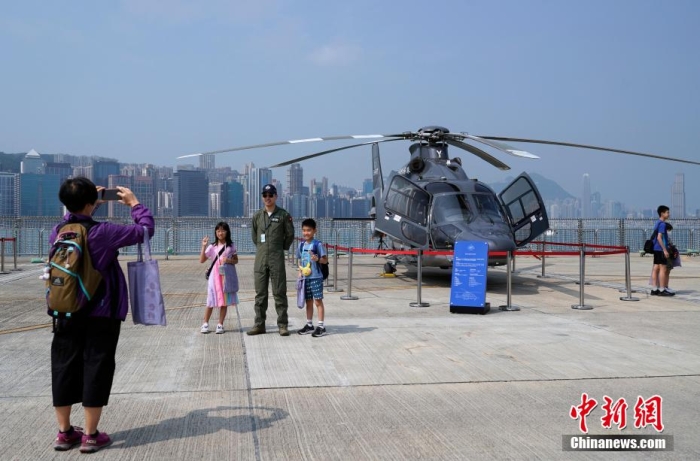 图为小朋友和政府飞行服务队飞行员合影。<a target='_blank' href='//' >中新网</a>记者 侯宇 摄