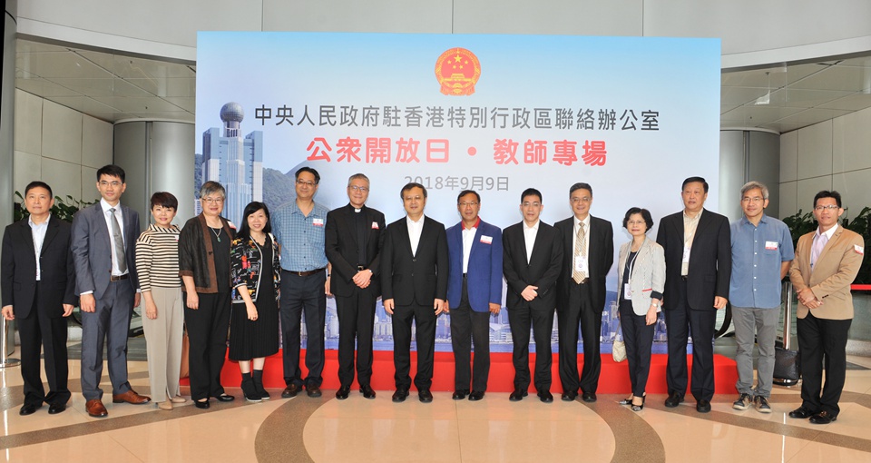 我办秘书长文宏武、副秘书长肖友梅与来宾合影