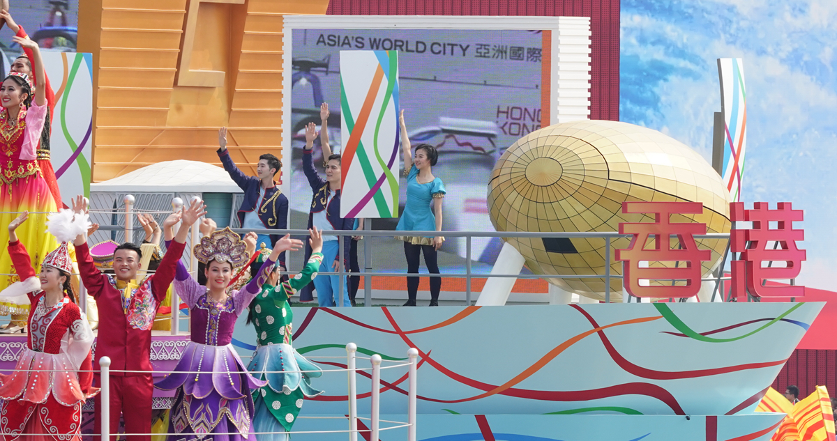 “香港，进”彩车寓意香港稳步向前