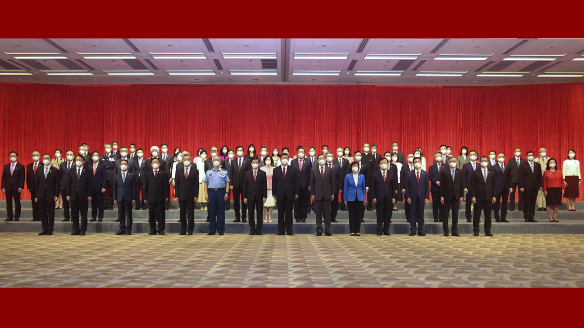 习近平会见香港特别行政区新任行政、立法、司法机关负责人