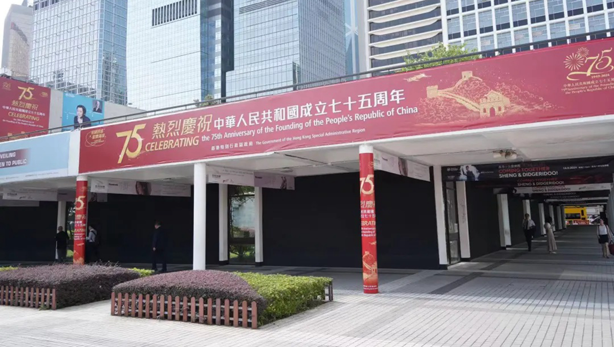 国庆氛围感拉满！香港大街小巷披上“中国红”