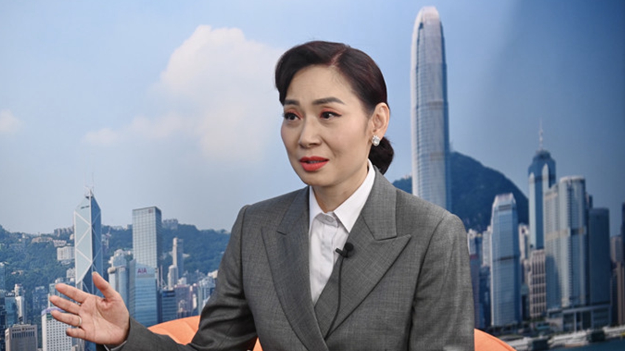 邝美云代表：服务奉献是很开心的事情